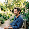 Homme souriant de profil sur une terrasse