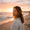 Jeune femme d'une vingtaine d'année sur la plage lors d'un couché de soleil